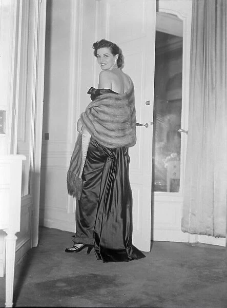 Film Star Jane Russell arrives in England September 1949 020234  /  3