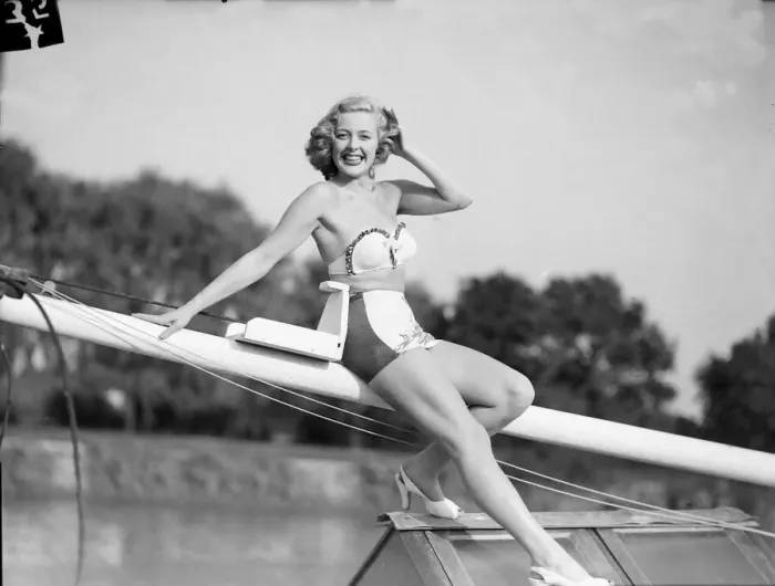 Framed Print : Film Star Pamela Deeming on river Thames at Twickenham. 1949 020704  /  3