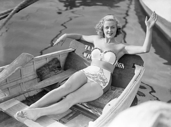 Film Star Pamela Deeming on river Thames at Twickenham. 1949 020704  /  2
