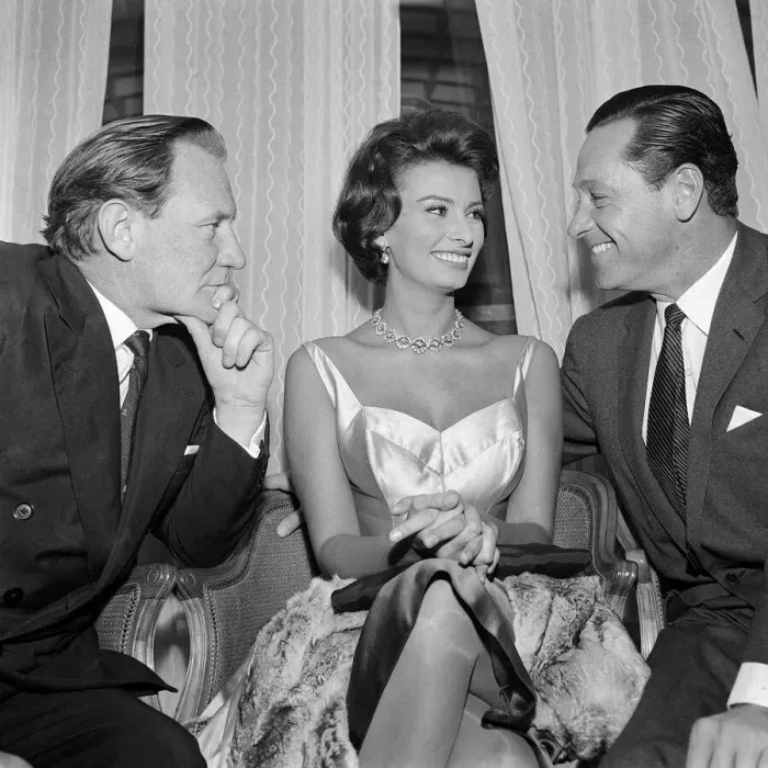 Framed Print : Film star Sophia Loren enjoys the attention of Trevor Howard (L