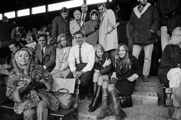 Framed Print : Film stars Rod Taylor, Christopher Plummer and Camilla Sparv together with 175 extras