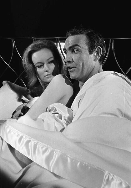 Film Thunderball 1965 Sean Connery and Luciana Paluzzi