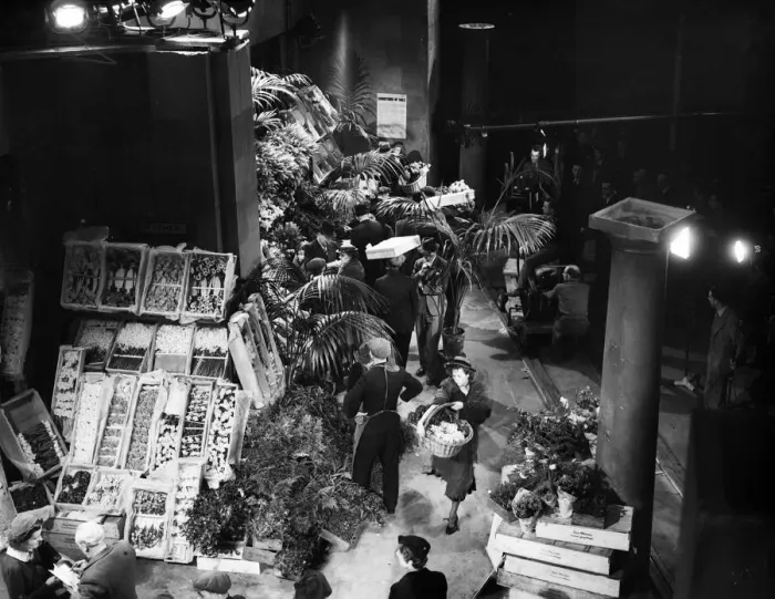 Framed Print : Filming of Pygmalion, directed by Anthony Asquith and Leslie Howard, at Pinewood Studios Framed Print : Filming of Pygmalion, directed by Anthony Asquith and Leslie Howard, at Pinewood Studios