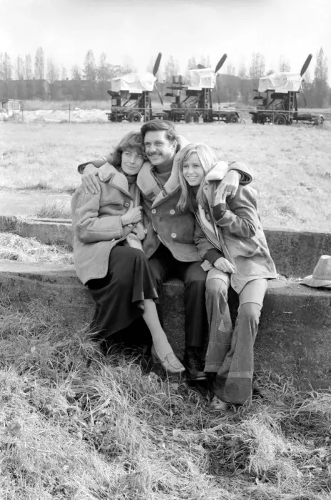 Framed Print : Filming Winter Rates'Cliff Robertson with his arms around the shoulders of
