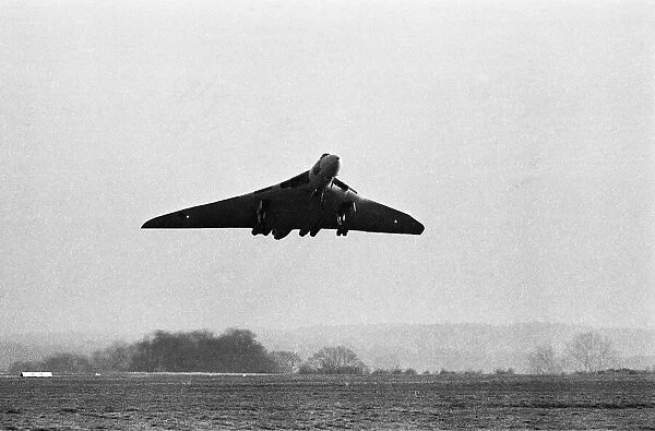 The final flight of Vulcan bomber XL360 in to Coventry Airport