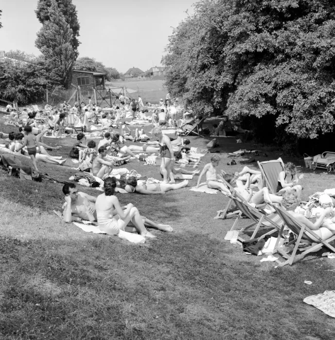Framed Print : Finchley R. Open air swimming pool. General scenes of the crowd at the edge of the pool Framed Print : Finchley R. Open air swimming pool. General scenes of the crowd at the edge of the pool