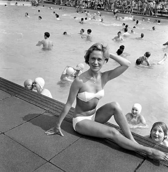 Finchley R. Open air swimming pool. General scenes of the crowd at the edge of the pool