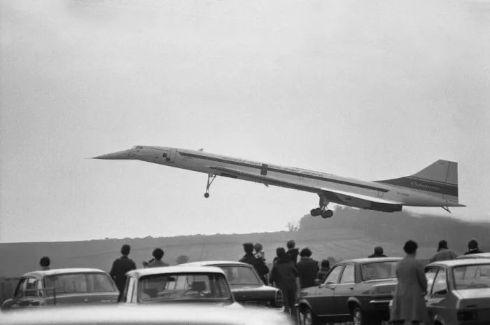 Framed Print : On a fine August day in 1977, Concorde 101 touches down at her final home at Duxford