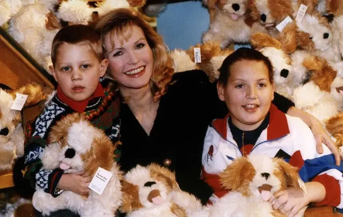 Framed Print : Fiona Fullerton actress at harrods for the launch of the sale of soft toy puppets