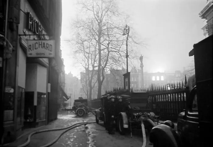Framed Print : Firemen in the church yard of St Pauls Cathedral The Great Fire of London