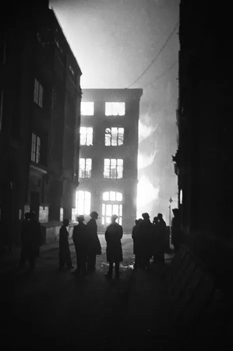 Framed Print : Fires caused by the dropping of thousands of incendiary bombs by the Luftwaffe