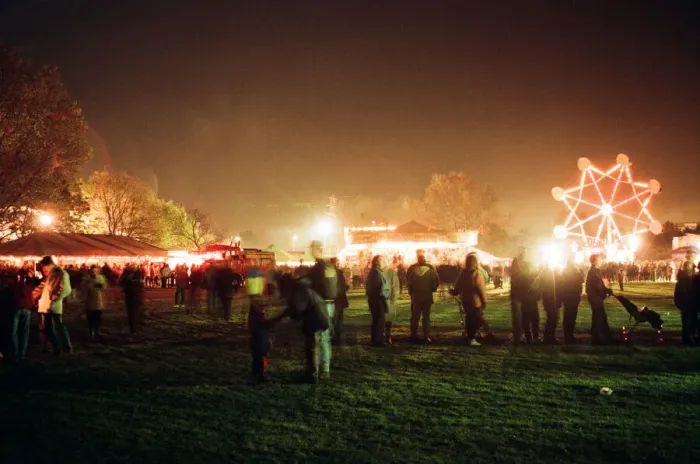 Framed Print : Fireworks, Kings Meadow park, Reading, Berkshire, 4th November 1995