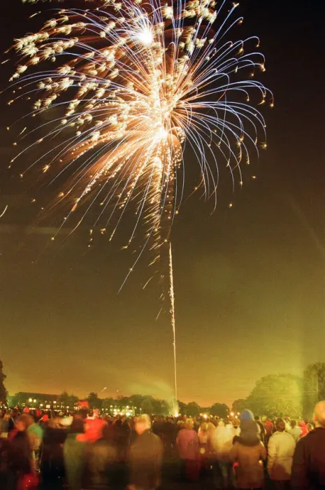 Framed Print : Fireworks, Kings Meadow park, Reading, Berkshire, 4th November 1995 Framed Print : Fireworks, Kings Meadow park, Reading, Berkshire, 4th November 1995