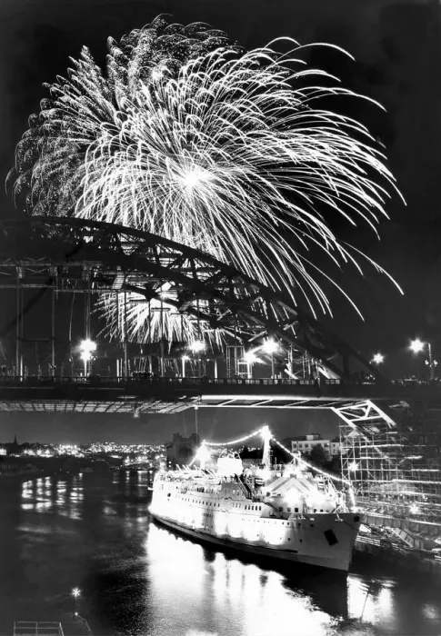 Framed Print : A fireworks spectacular on the River Tyne on Bonfire Night in November 1985