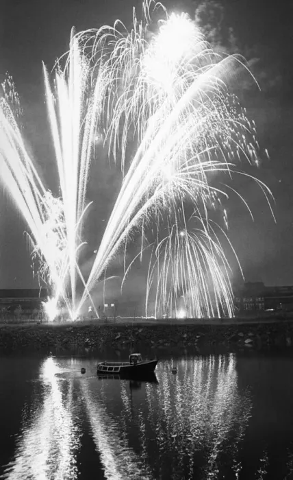 Framed Print : Fireworks from the Stockton annual firework display reflected in the river Framed Print : Fireworks from the Stockton annual firework display reflected in the river
