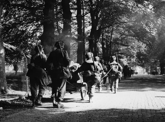 Framed Print : First action pictures of the British airborne forces in Holland Framed Print : First action pictures of the British airborne forces in Holland