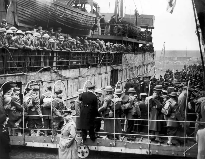Framed Print : The first boat load of American troops reach Dufferin Quay, Belfast, Northern Ireland Framed Print : The first boat load of American troops reach Dufferin Quay, Belfast, Northern Ireland
