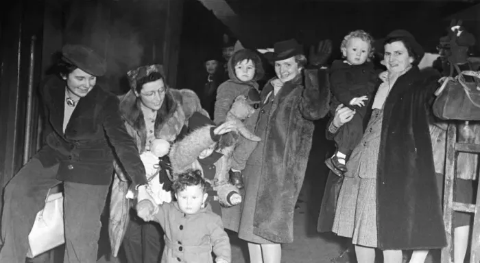 Framed Print : First wives off to Europe. First families going to join soldiers stationed in Europe Framed Print : First wives off to Europe. First families going to join soldiers stationed in Europe