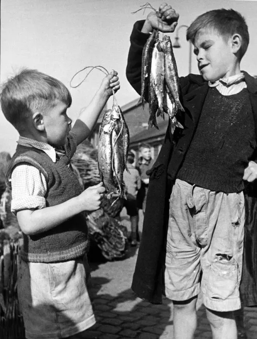 Framed Print : Two of the Fish Wharf Gang with the days takings at Great Yarmouth Framed Print : Two of the Fish Wharf Gang with the days takings at Great Yarmouth