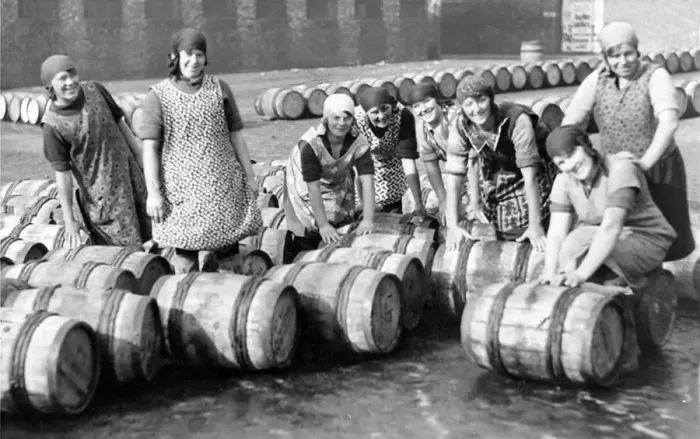 Framed Print : Fisherlassies at North Shields Fish Quay hard at work in 1931 Framed Print : Fisherlassies at North Shields Fish Quay hard at work in 1931