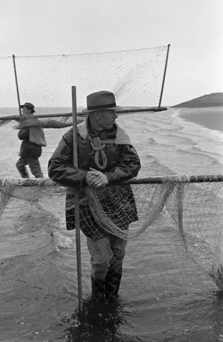 Framed Print : Fisherman from Annan preparing to fish The Solway Firth for salmon