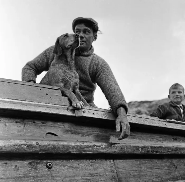 Framed Print : Fisherman George Emmerson with his devoted dog Sandy, pictured at work in Flamborough Framed Print : Fisherman George Emmerson with his devoted dog Sandy, pictured at work in Flamborough