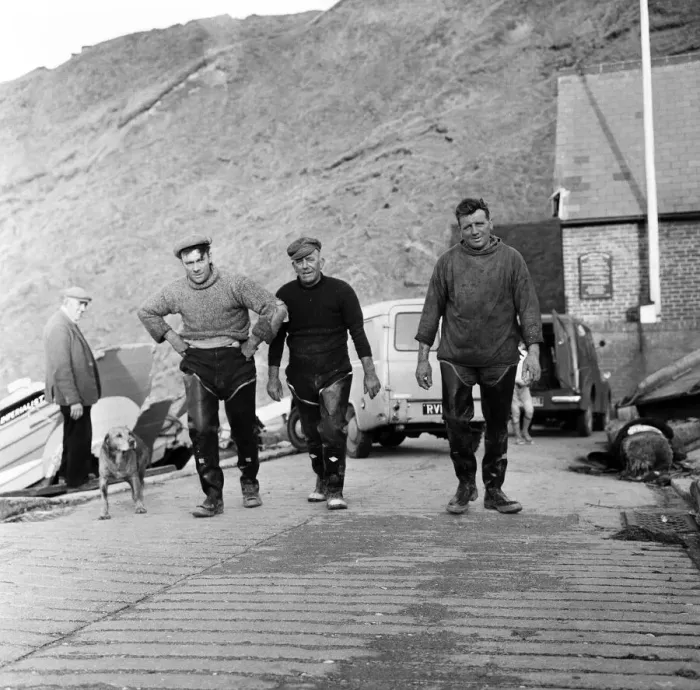 Framed Print : Fisherman George Emmerson with his devoted dog Sandy, pictured at work in Flamborough Framed Print : Fisherman George Emmerson with his devoted dog Sandy, pictured at work in Flamborough