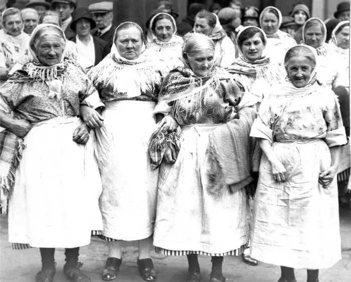 Framed Print : Fishwives in Newcastle in 1930 Framed Print : Fishwives in Newcastle in 1930