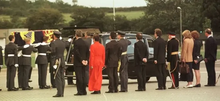 Framed Print : The flag draped coffin of Princess Diana arrives at Northolt Airport Framed Print : The flag draped coffin of Princess Diana arrives at Northolt Airport