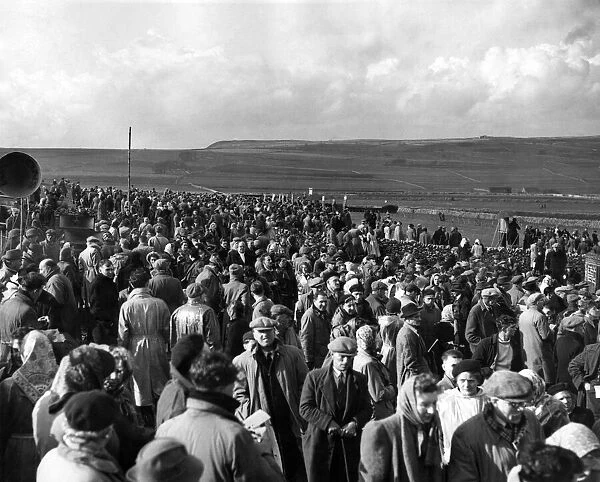 Flagg Moor near Buxton Point to Point racing. General view of a section of the crowded