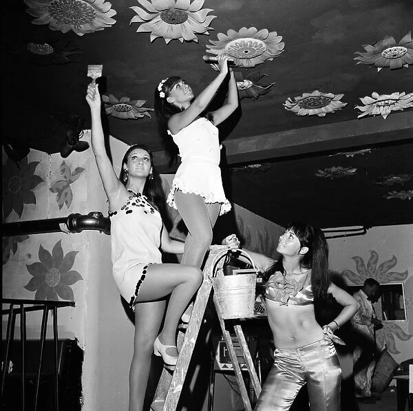 Flam-flam hippie girls, psychedelic dancers from The Pink Flamingo Club on Wardour