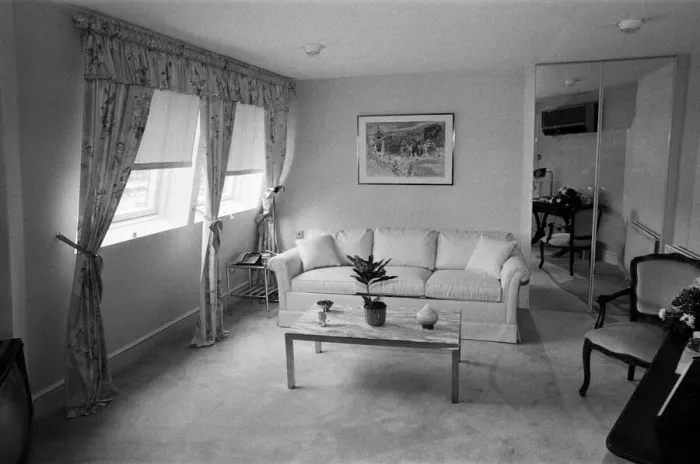 Framed Print : A flat in Knightsbridge which has just gone on sale for £1, 750, 000