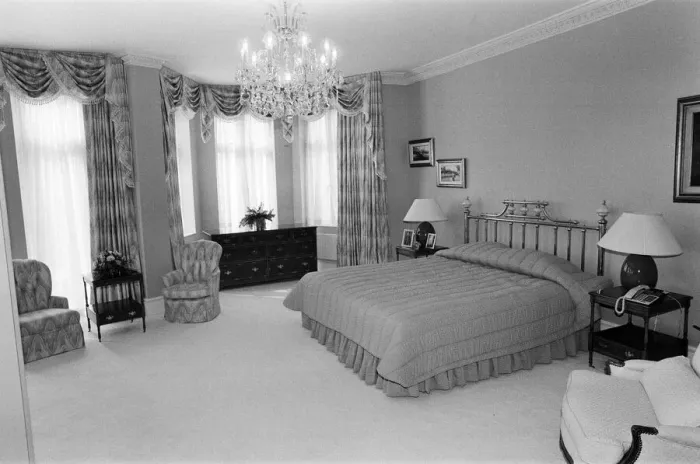 Framed Print : A flat in Knightsbridge which has just gone on sale for £1, 750, 000 Framed Print : A flat in Knightsbridge which has just gone on sale for £1, 750, 000