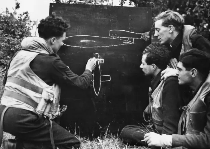 Framed Print : Flight Sergeant M. Rose teaches fighter pilots about flying bombs. 29th June 1944