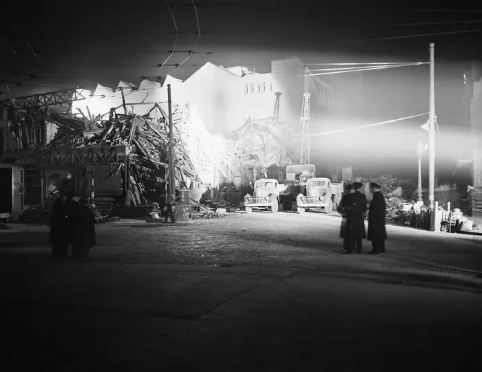 Framed Print : Floodlights light the scene of a V2 explosion at Smithfield Market, Farringdon Road