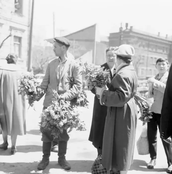 Framed Print : Flower sellers ply their wares on the strees of Tbilisi, Georgia