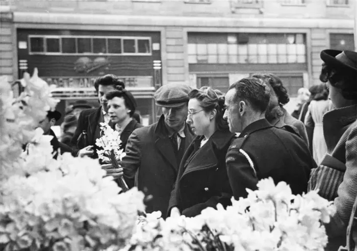 Framed Print : Flowers being bought in The Strand, London. Flowers are cut price at this time