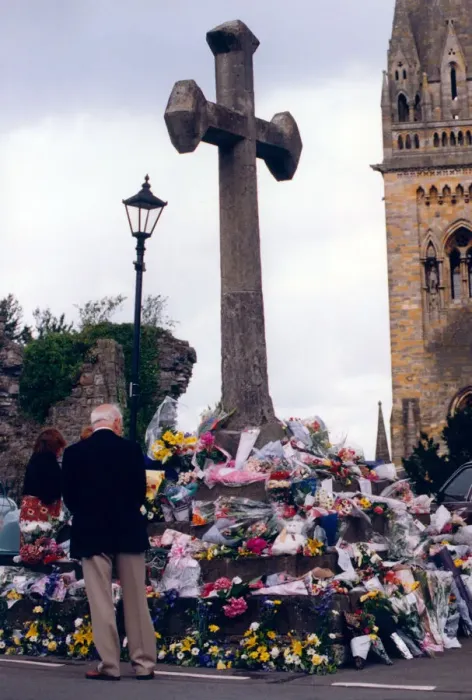 Framed Print : Flowers for Diana, Princess of Wales, at Llandaff Cathedral, Cardiff, Wales