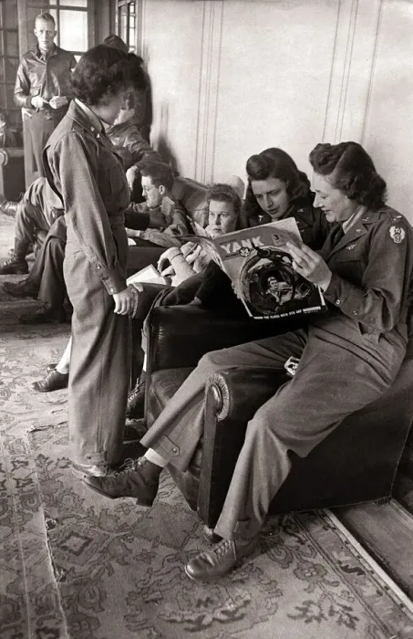Framed Print : US flying nurses using the officers lounge reading a magazine from home The nurses are