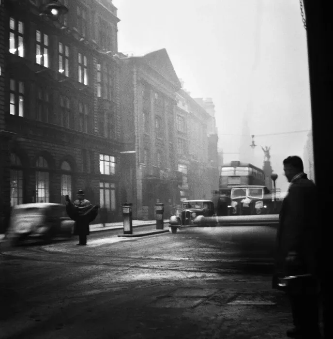 Framed Print : Fog scenes on The Strand in central London. 1st January 1951 Framed Print : Fog scenes on The Strand in central London. 1st January 1951