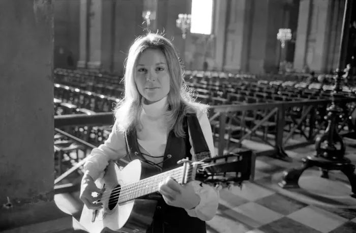 Framed Print : Folk singer Suzanne Harris pictured intside St. Pauls a few minutes before her Framed Print : Folk singer Suzanne Harris pictured intside St. Pauls a few minutes before her