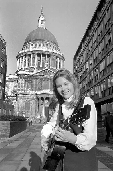 Folk singer Suzanne Harris pictured outside St. Pauls a few minutes before her
