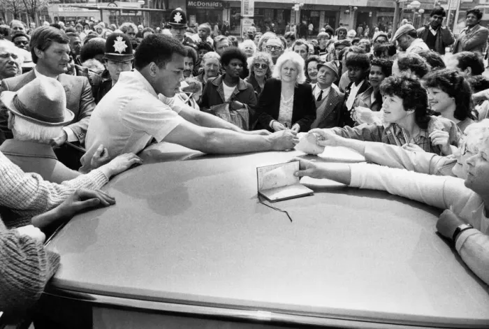 Framed Print : Fomer world boxing champion Muhammad Ali signs autographs for his Birmingham fans on his