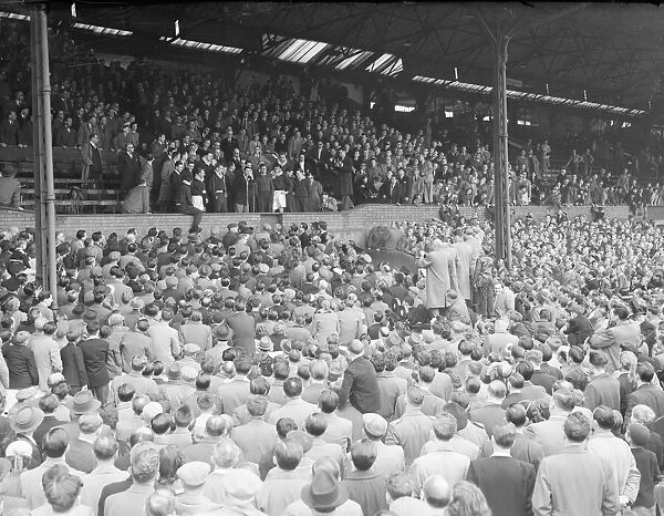 Football 1954  /  55 Season. Chelsea manager Ted Drake addresses a large crowd of supporters