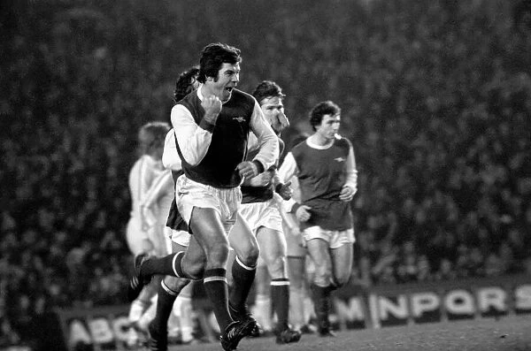 Football: Arsenal (1) vs. Leeds United (1). Division I. January 1977 77-00029-042
