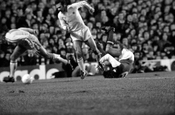 Football: Arsenal (1) vs. Leeds United (1). Division I. January 1977 77-00029-037