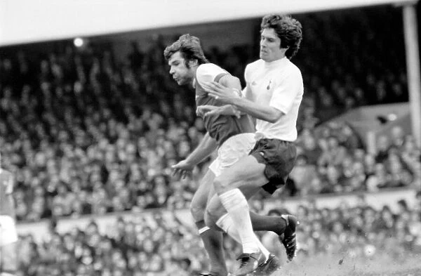 Football: Arsenal (1) vs. Tottenham Hotspur (0). April 1977 77-02053-016