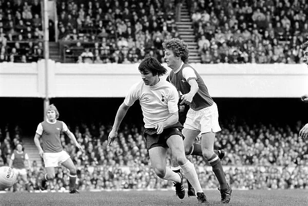 Football: Arsenal (1) vs. Tottenham Hotspur (0). April 1977 77-02053-040
