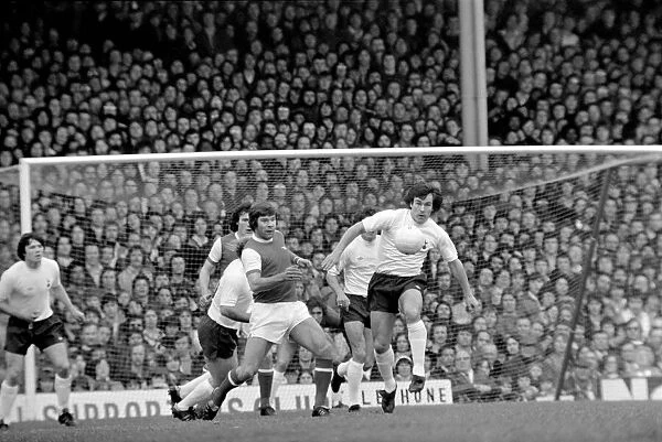 Football: Arsenal (1) vs. Tottenham Hotspur (0). April 1977 77-02053-049