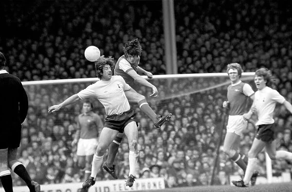 Football: Arsenal (1) vs. Tottenham Hotspur (0). April 1977 77-02053-035